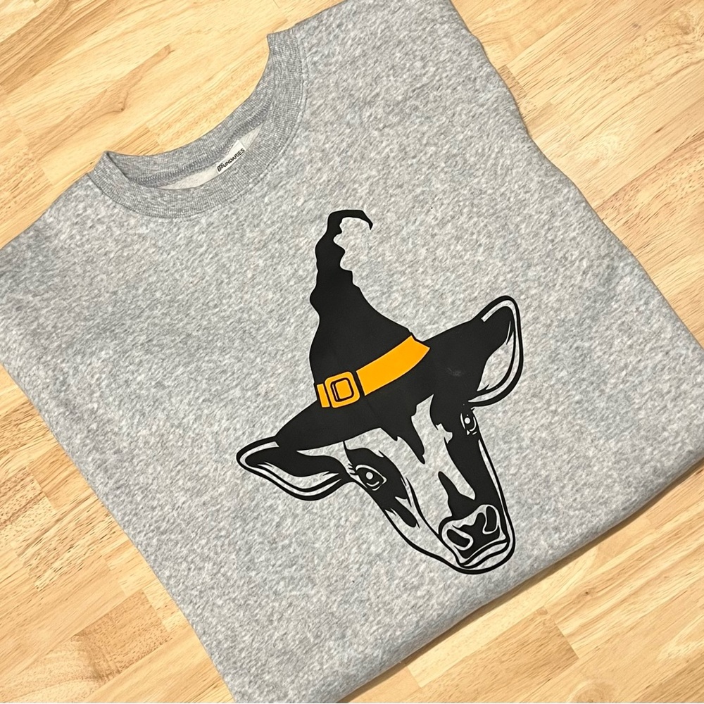 Women’s No Boundaries Halloween cow sweatshirt, spooky season cow with witch hat